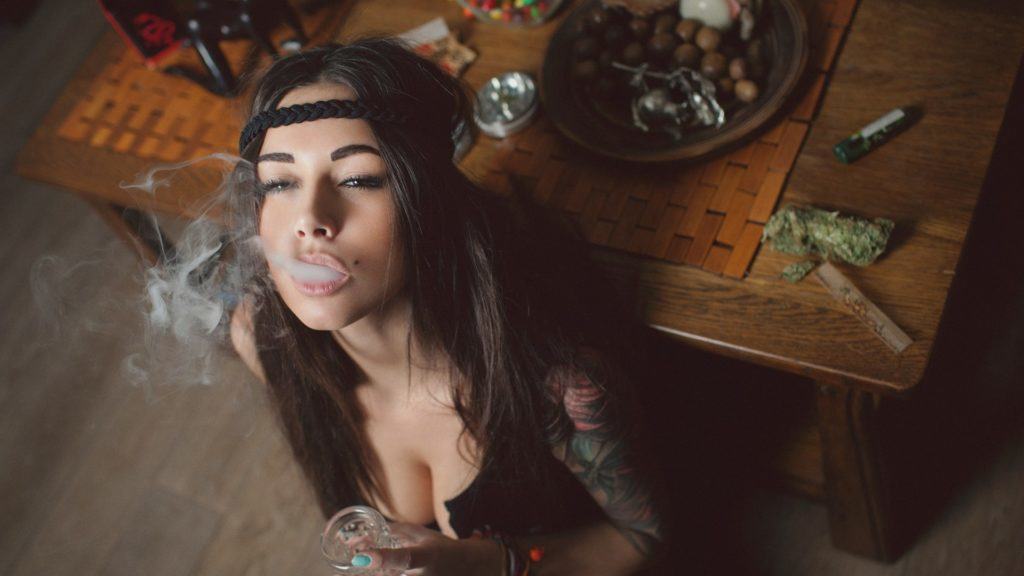 kobieta paląca marihuanę
